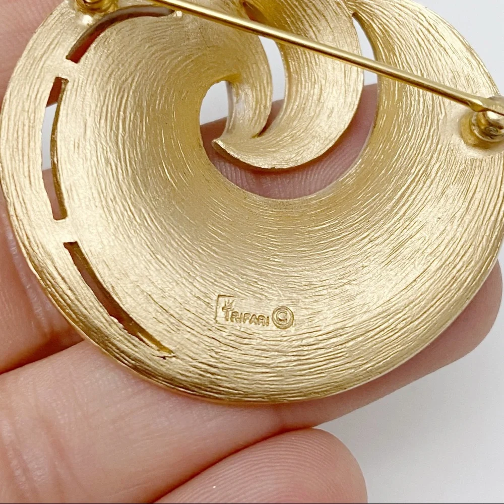 Vintage Crown Trifari Signed White Enamel Goldtone Sculptural Swirl Brooch Pin